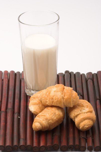 melk en croissants - Foto, afbeelding