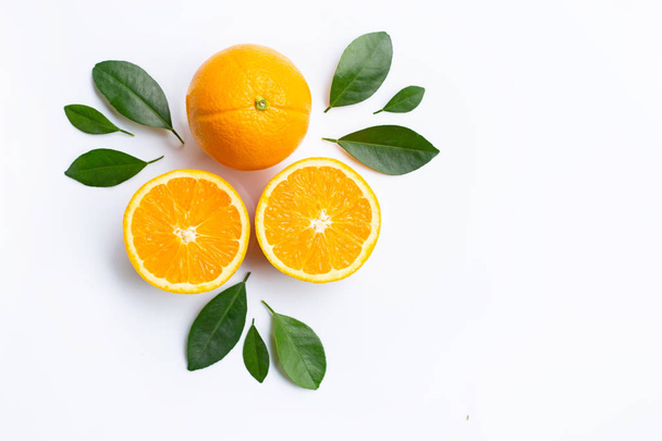オレンジ色の果実や葉は、白い背景で隔離の平面図. - 写真・画像