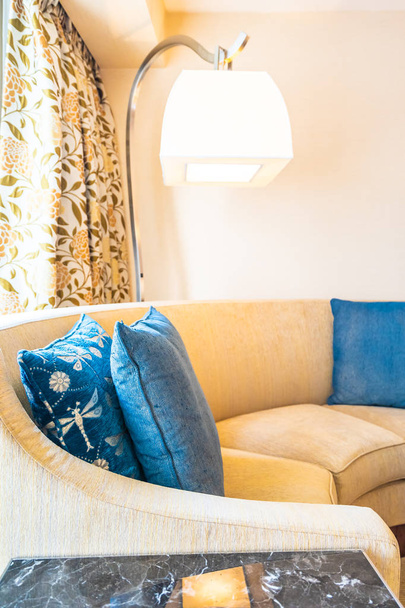 bequemes Kissen auf Sofa-Dekoration im Wohnbereich - Foto, Bild