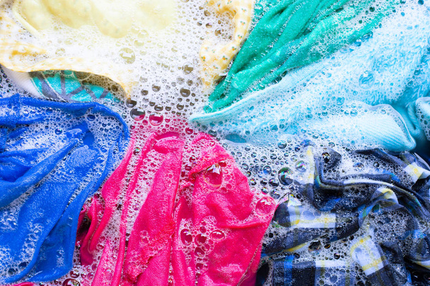 Lavage des vêtements, vêtements colorés trempés
. - Photo, image