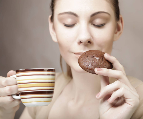 woman with coffee and cookies  - Valokuva, kuva