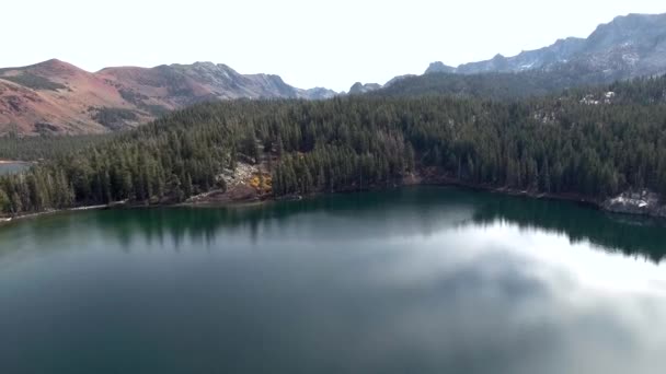 Dzienne lotnicze strzał dużego jeziora w Crystal Lakes w Mammoth Lakes w Kalifornii. W ujęcie widać zieleni i gór otaczających go - Materiał filmowy, wideo