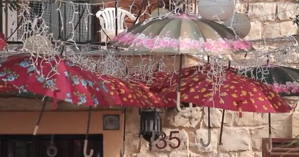 Lindos paraguas que se cuelgan al aire libre
 - Imágenes, Vídeo