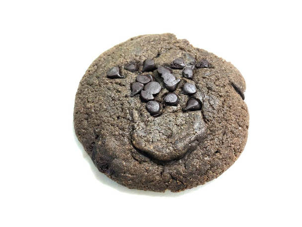 шоколадное печенье изолированы на белом фоне - Фото, изображение