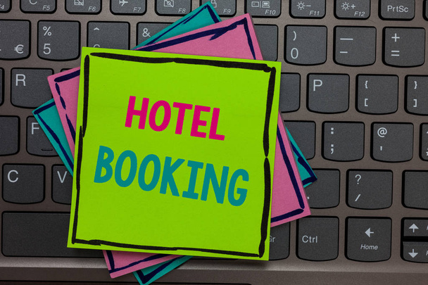 Käsiala tekstiä kirjallisesti Hotel Booking. Concept merkitys Online varaukset Presidentin Suite De Luxe Hospitality Papers muistuttaa näppäimistö inspiraatio kommunikoida merkinnät Tyyppi tietokone
. - Valokuva, kuva