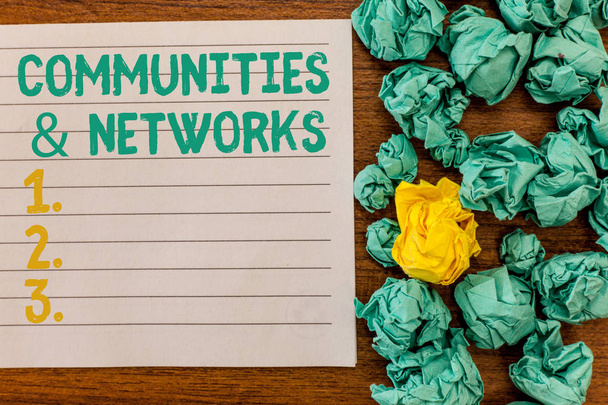 Schreiben Notiz zeigt Communities And Networks. Geschäftliches Foto, das die Zusammenarbeit von Lernprozessen und Praktiken der Mitglieder zeigt - Foto, Bild