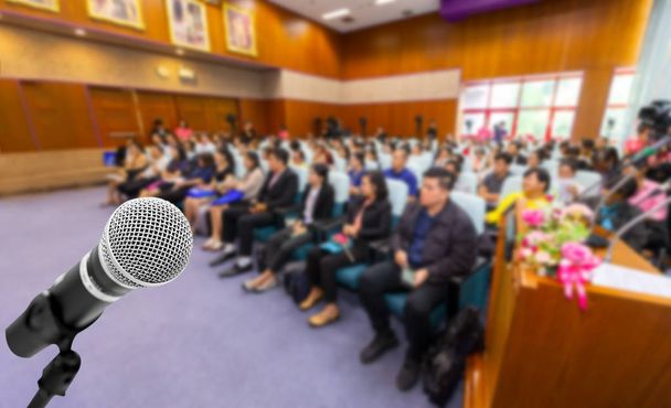 Conférencier vocal de microphone avec des publics ou des étudiants en classe de séminaire, salle de conférence ou réunion de conférence dans un événement d'affaires éducatif pour animateur, enseignant ou mentor de coaching. - Photo, image
