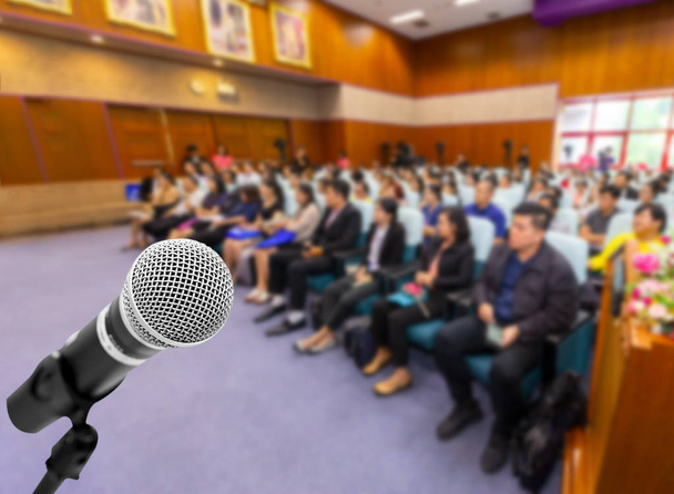 Głośnik mikrofonu z publicznością lub uczniami w klasie seminaryjnej, sali wykładowej lub spotkaniu konferencyjnym w wydarzeniu edukacyjnym dla gospodarza, nauczyciela lub mentora coachingu. - Zdjęcie, obraz