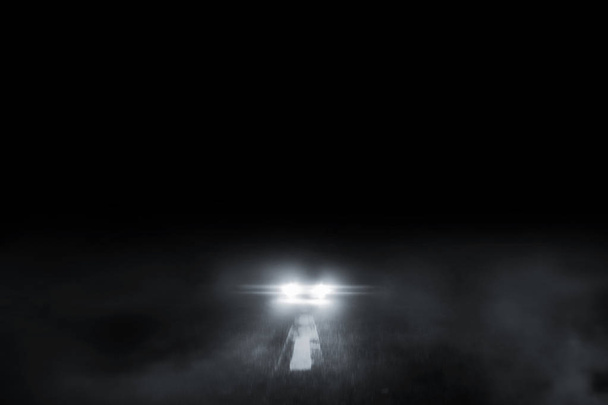 Ночью одинокий туман на дороге с включенной машиной
. - Фото, изображение