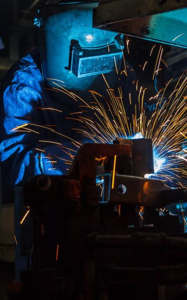 Βιομηχανικός εργάτης χάλυβα ταχύτητες κίνησης στο εργοστάσιο - Φωτογραφία, εικόνα