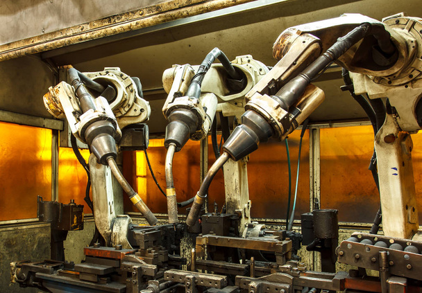 Equipe de soldagem de robôs na indústria de peças automotivas
 - Foto, Imagem