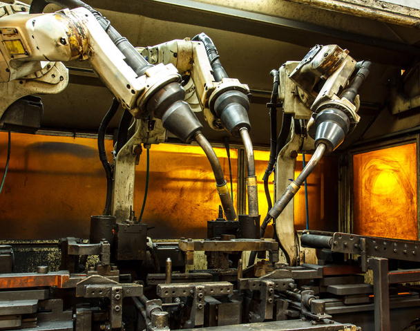 Equipo de soldadura de robots en la industria de piezas automotrices
 - Foto, imagen