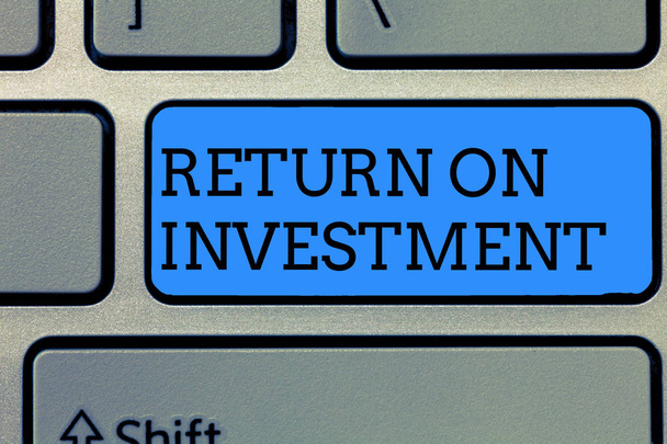 Sinal de texto mostrando retorno sobre o investimento. Foto conceitual Razão entre o Lucro Líquido e o Custo investido
 - Foto, Imagem