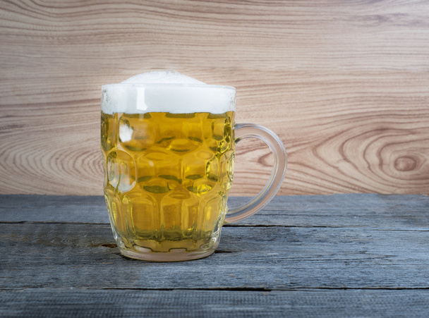 Glass of beer on wood background horizontal - Foto, afbeelding