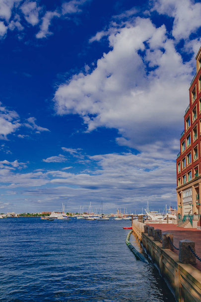 Vista do Porto de Boston com barcos sob céu azul e nuvens, em Boston, EUA
 - Foto, Imagem