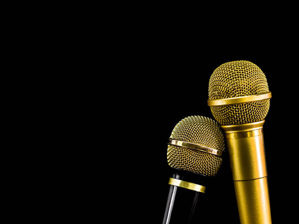 Два микрофона на черном фоне. Объект для развлекательной концепции
. - Фото, изображение