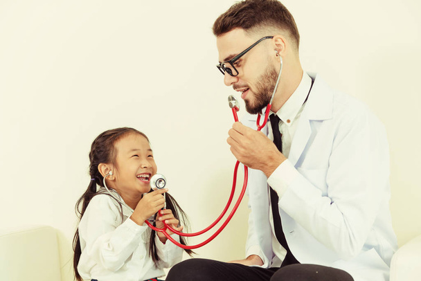 小さな子供は、病院事務所で医師を訪問します。子供が医者の恐れていないと幸せです。医療と子供のヘルスケアの概念. - 写真・画像