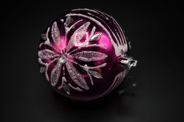 Weihnachten Tapete Hintergrund von rosa und silber Feier Baum Ball isoliert auf schwarzem Hintergrund. - Foto, Bild
