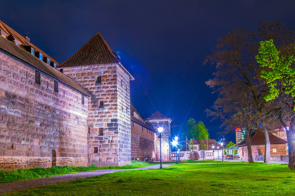 Night view of the medieval fortification of the german city Nurnberg - Фото, изображение