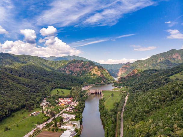 Долина Оулуй вблизи Рамнику-Вальча, Румыния
 - Фото, изображение