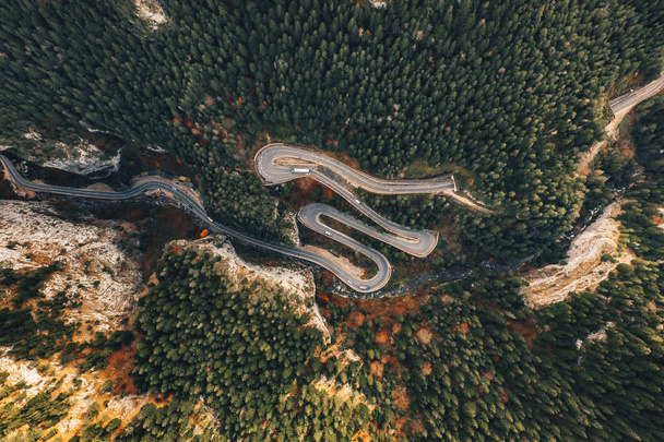 Strada forestale tortuosa a Bicaz Gorge, Romania
 - Foto, immagini