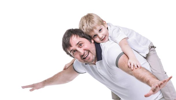 концепция детского счастья: счастливый отец играет со своим пятилетним сыном
 - Фото, изображение