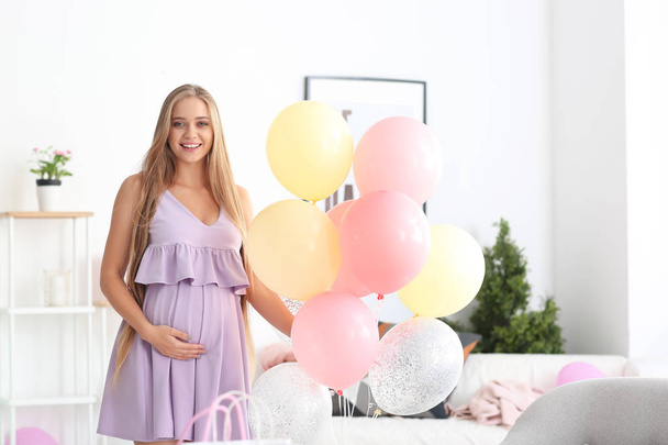 Piękna kobieta w ciąży o baby shower strony - Zdjęcie, obraz