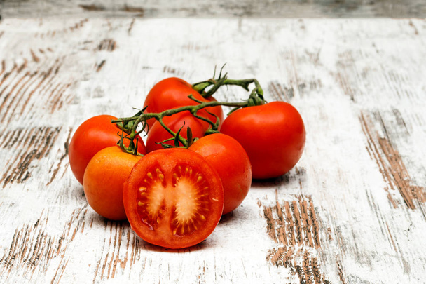 Tomates rodeados de fondo rústico - Foto, Imagen