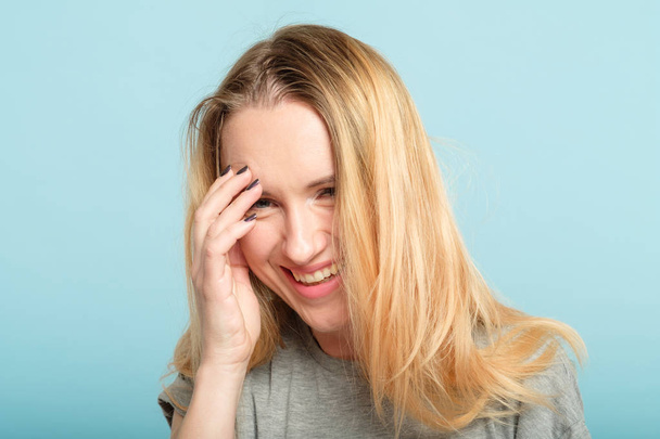laughing embarrassed woman cover facepalm shame - Foto, afbeelding