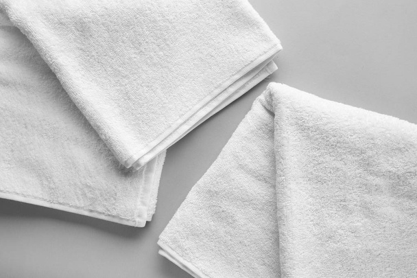 Чистые мягкие полотенца на сером фоне
 - Фото, изображение