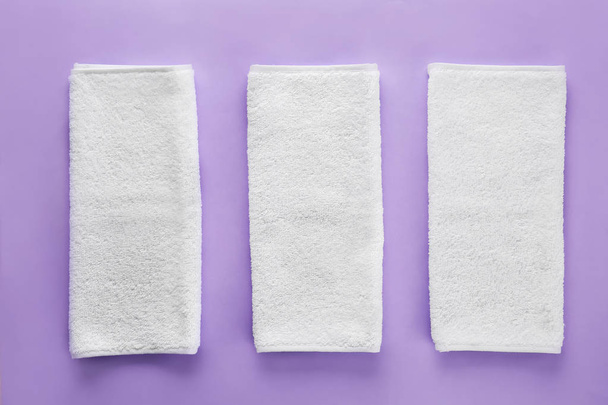 Asciugamani morbidi puliti su sfondo di colore
 - Foto, immagini