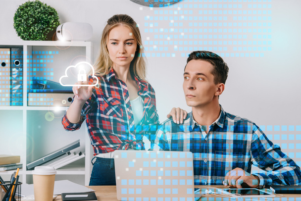 бизнесмен смотрит на коллегу-женщину, указывающую на знак кибербезопасности на рабочем месте в офисе, концепция веб-безопасности
 - Фото, изображение