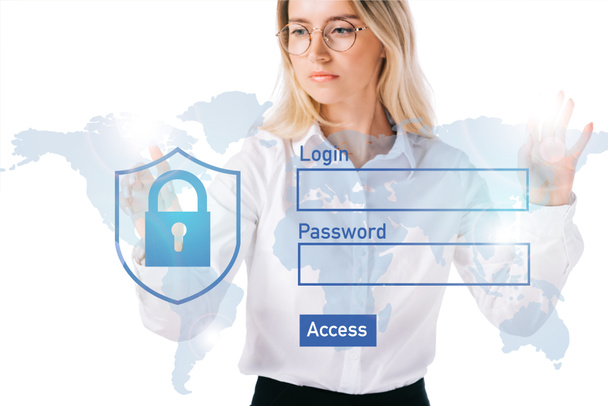 Porträt einer konzentrierten Geschäftsfrau in formeller Kleidung, die auf ein Cyber-Sicherheitsschild zeigt, isoliert auf Weiß - Foto, Bild