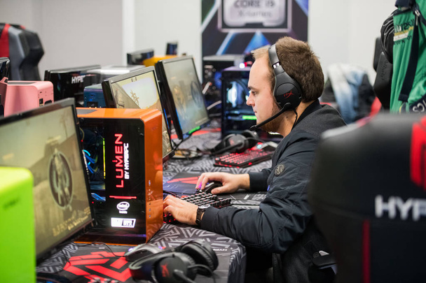 MOSCÚ, RUSIA - 27 DE OCTUBRE DE 2018: EPICENTER Counter Strike: Global Offensive esports event. Hombre joven jugando un juego de disparos en línea en una computadora PC
. - Foto, imagen