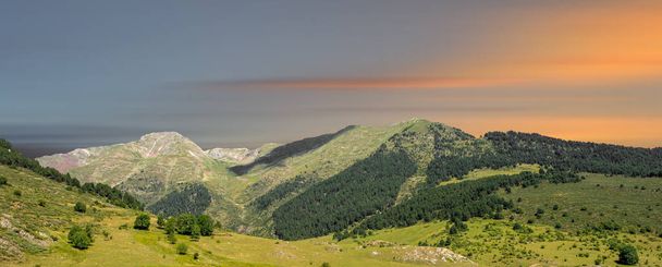 Montagnes de la vallée d'Aran au lever du soleil, Lleida, Espagne
 - Photo, image