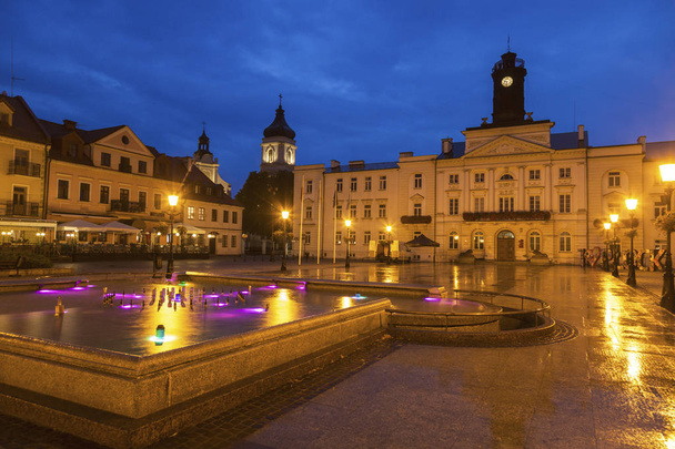 Bloquee el Ayuntamiento por la noche. Reloj, Masovia, Polonia
. - Foto, imagen