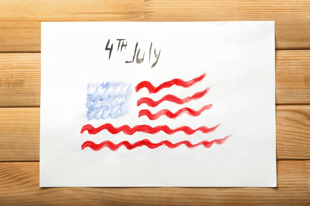 Pintura aquarela da bandeira nacional americana na mesa de madeira. Celebração de 4 de Julho
 - Foto, Imagem