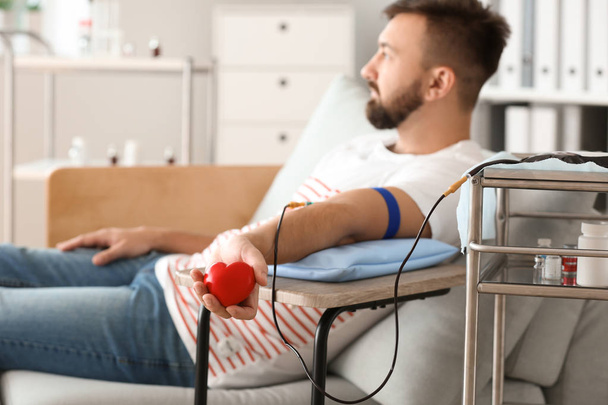Uomo che dona sangue in ospedale
 - Foto, immagini