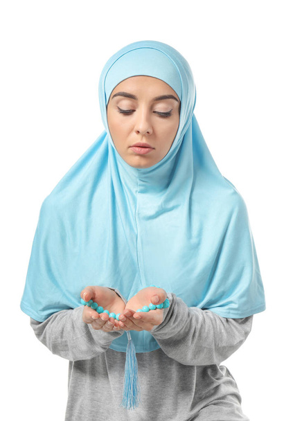 白い背景の上で祈って若いイスラム教徒の女性 - 写真・画像