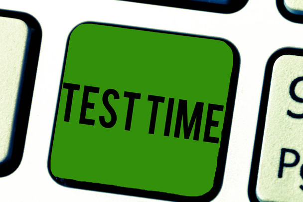 Texte manuscrit Test Time. Concept signification Moment de passer un examen Niveau de connaissances leçon apprise
 - Photo, image