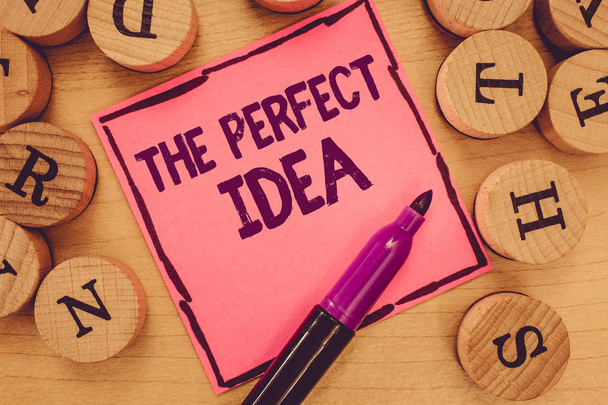 Escribiendo una nota que muestra La idea perfecta. Muestra de fotos de negocios Pensamiento excepcional o sugerencia Sin comparación
 - Foto, imagen
