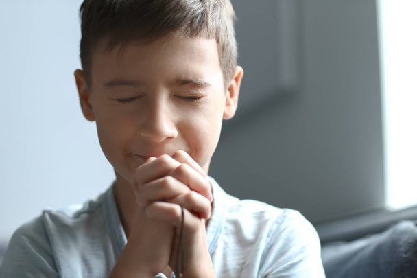 Petit garçon priant à la maison
 - Photo, image