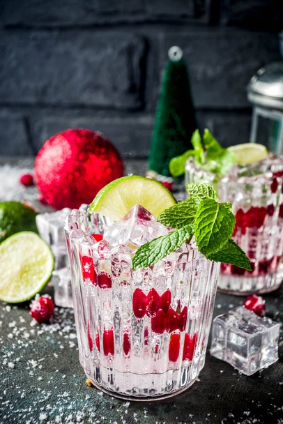 Bevanda fredda di Natale, cocktail di mirtillo rosso Mojito con decorazione natalizia copiare spazio sfondo di marmo bianco
 - Foto, immagini