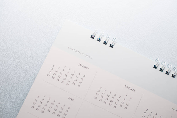 Calendario blanco borroso en tono blanco. concepto de planificación 2019
. - Foto, imagen