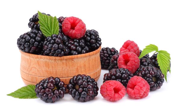 blackberries with raspberries in wooden bowl isolated on white background - Fotoğraf, Görsel