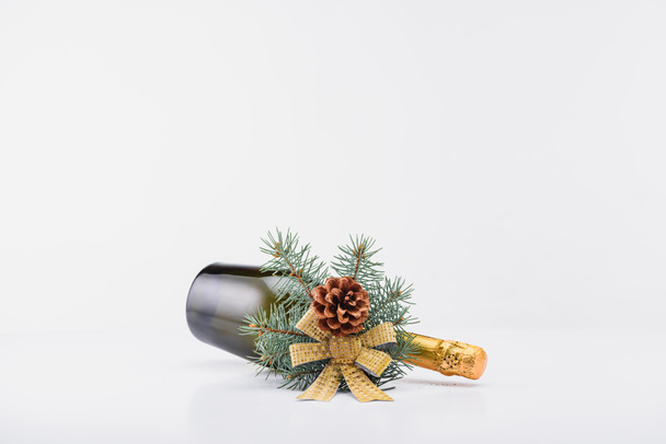 şişe şampanya beyaz arka plan üzerinde Noel dekorasyonu ile görünümünü kapat - Fotoğraf, Görsel