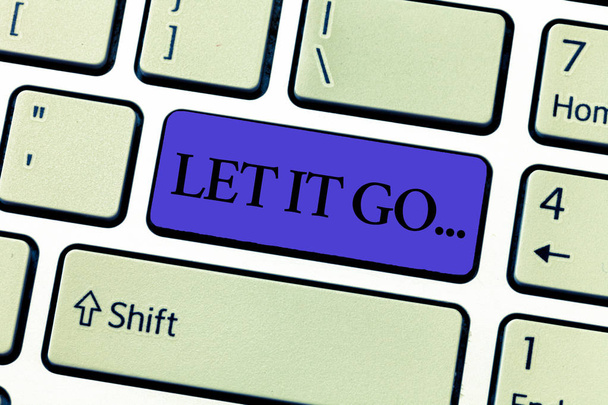 Word scrittura di testo Let It Go.... Business concept per Scegliere di non fare reazioni su un'azione o osservazione
 - Foto, immagini