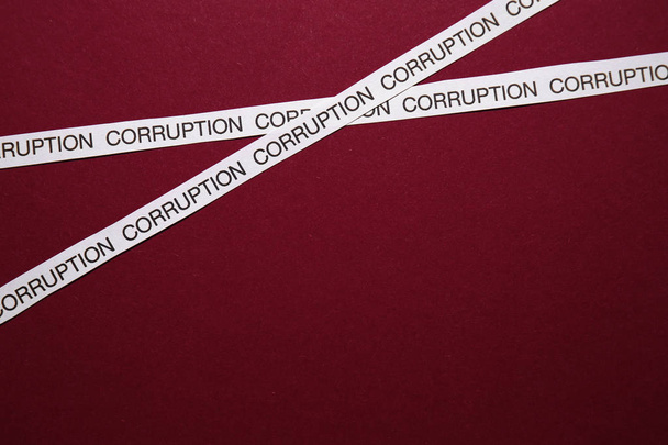 Proužky papíru s slova korupce na červeném pozadí - Fotografie, Obrázek