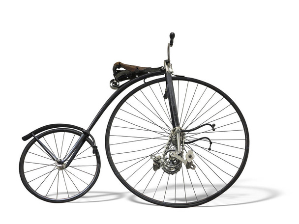 Винтажный старый ретро-велосипед на белом фоне
 - Фото, изображение