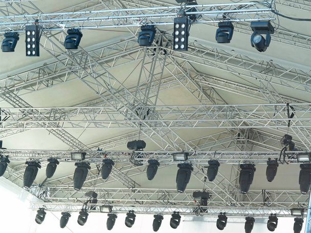 Estructuras de los proyectores de iluminación eléctrica de escenario equipos y altavoces
 - Foto, imagen